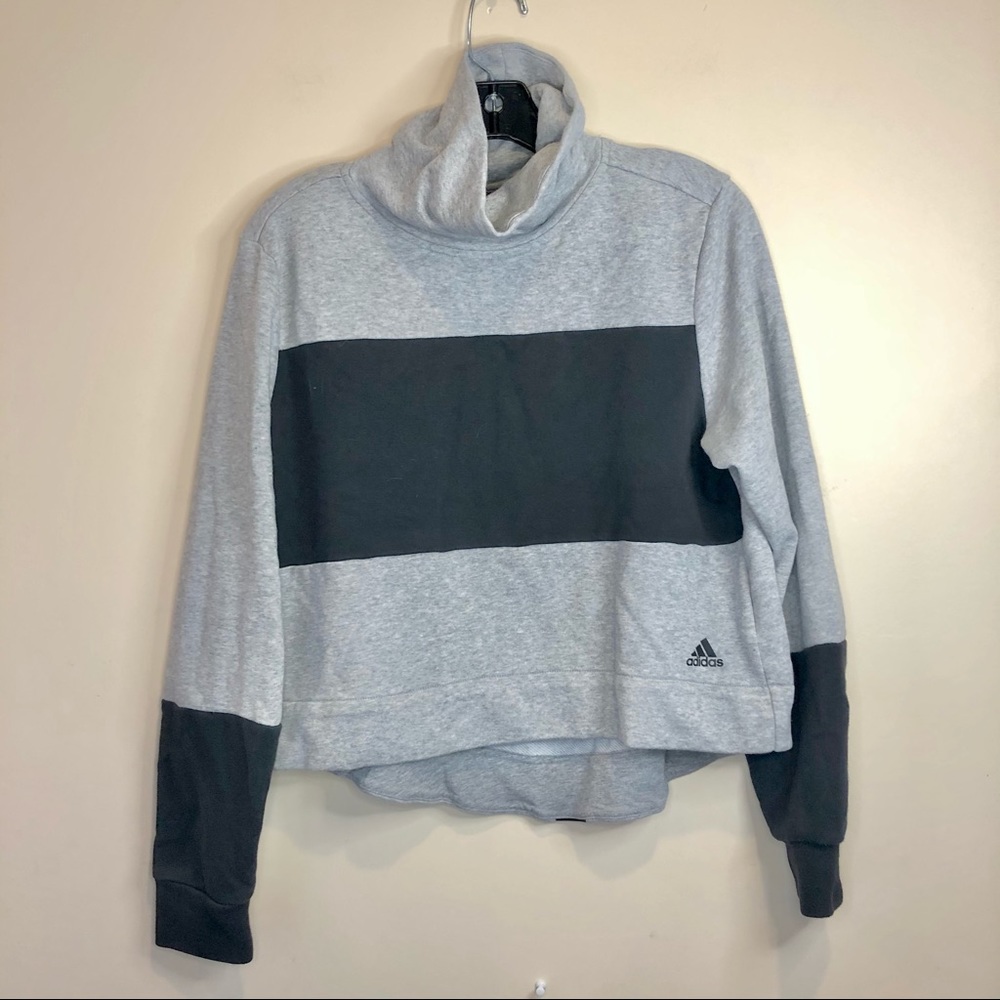 ADIDAS ⚽️ Sz. M black and gray striped logo crop sweater